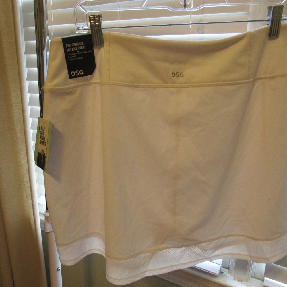 DSG MID-RISE PERFORMANCE SKORT - WHITE - SIZE XL NWT